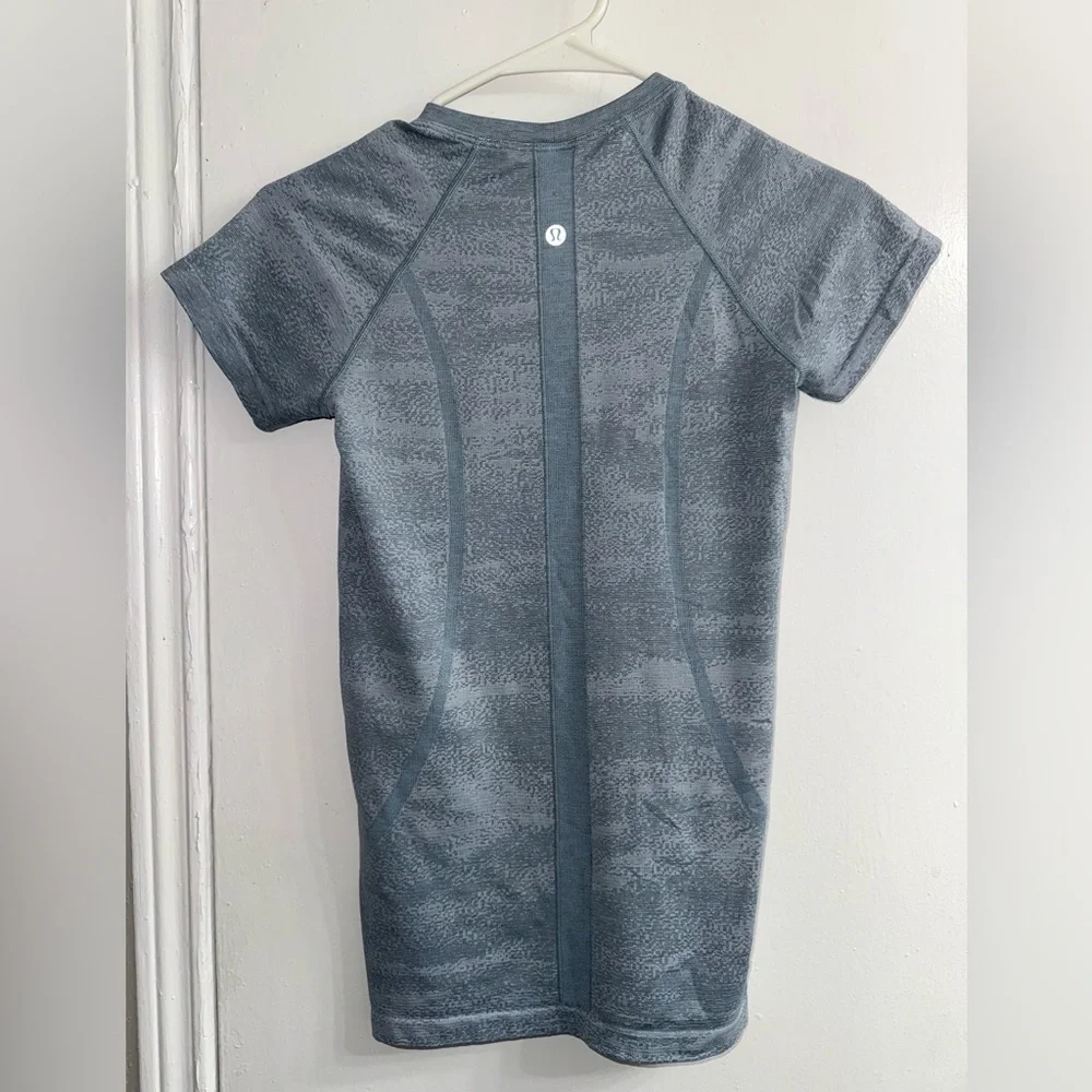 Lululemon Swiftly Speed Short Sleeve size 4 - Picture 9 of 11
